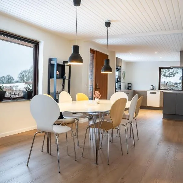 Country View Village House near Lake 6 persons，位于Østbirk的酒店