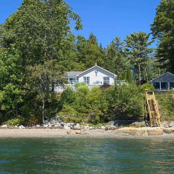 Lucky Stone Retreat - private beach & Acadia view，位于Sullivan的酒店