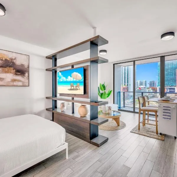 Casa Luna - Luxury High-Rise Condo - Downtown Miami - Pool & Gym - Skyline Views，位于迈阿密的酒店