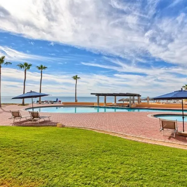 Ground Floor 2BR Beachfront - Steps to Pool - Princesa E104 - BeachBumCondos，位于佩尼亚斯科港的酒店