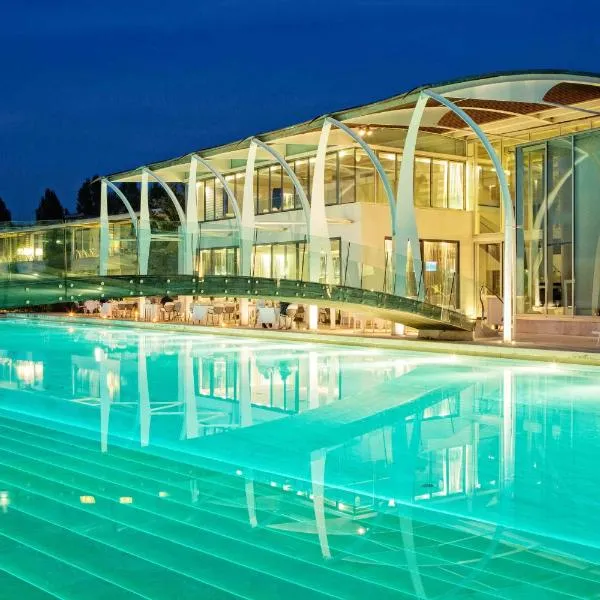 海滨高尔夫度假酒店，位于Saludecio的酒店