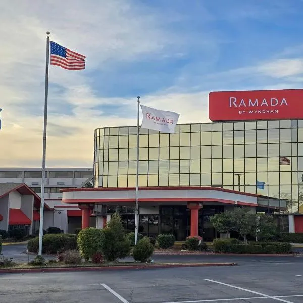 Ramada by Wyndham Tulsa Broken Arrow，位于布罗肯阿罗的酒店