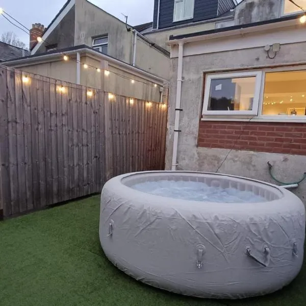 Triplex Hot Tub House with Private Garden，位于卡迪夫的酒店