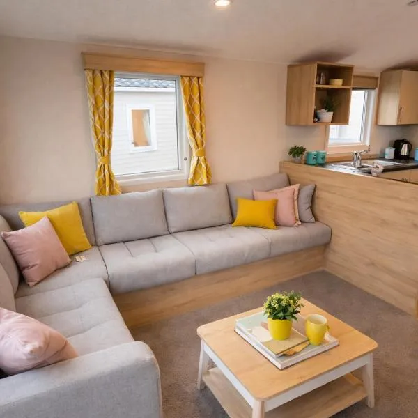 M&B Holiday Home 2025 Cozy Beach side Caravan 4 Beds, 3 Sofa Bed, 7 Sleep, Wifi, Tea and Coffee, Free Parking，位于Saint Osyth的酒店