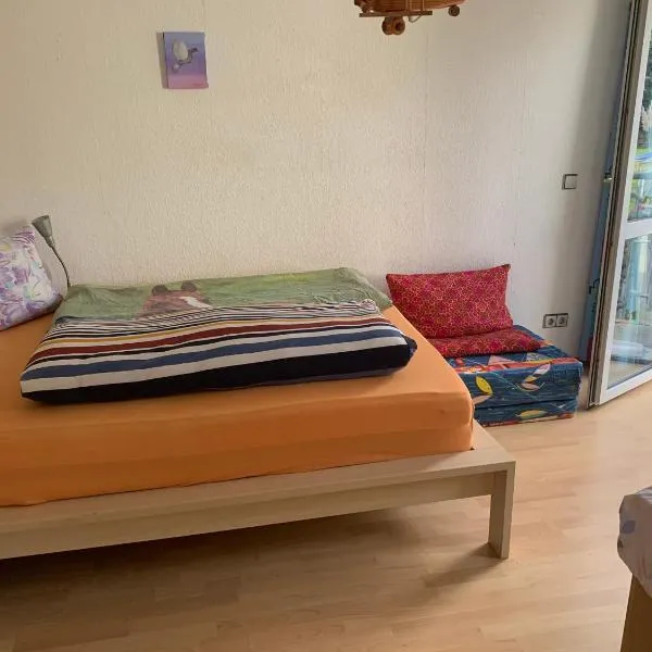 Doppelzimmer mit Terrasse zum Garten, ruhig, Weinbergsblick, zusätzliches Kinderzimmer anbei möglich，位于维宁根的酒店