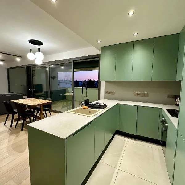 New Amazing 2 bedroom flat near casino beach mall，位于利马索尔的酒店