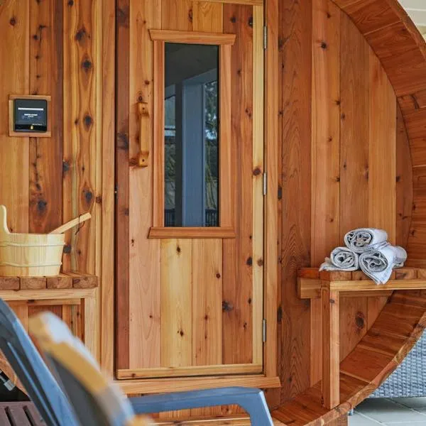 Private Cedar Sauna Retreat - Kitchenette, King Bed, Spa Bath - Deep Cove，位于北温哥华的酒店