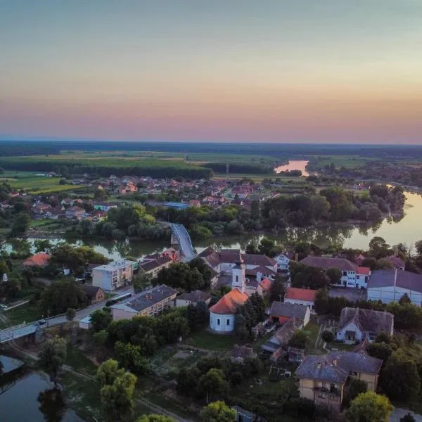 "Poetsko ćoše" Nikole Tesle 86，位于Morović的酒店