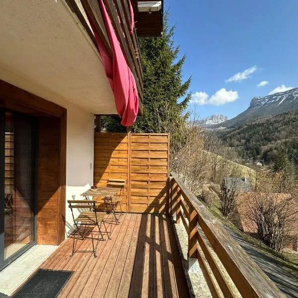 Le charmant somme - vue et terrasse privative，位于Saint-Pierre-dʼEntremont的酒店