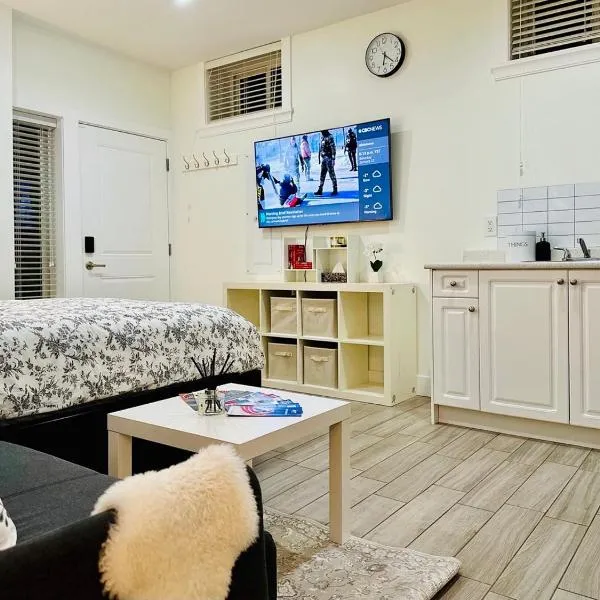 Guest Studio Perfect for 2 - Skytrain to Downtown & Airport，位于温哥华的酒店