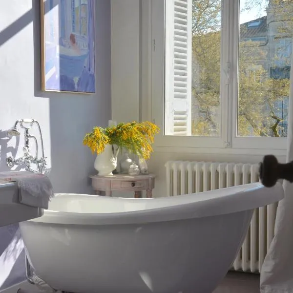la maison, chambre d'hôtes de charme et atelier d'artiste, Libourne saint Emilion,位于利布尔讷的酒店