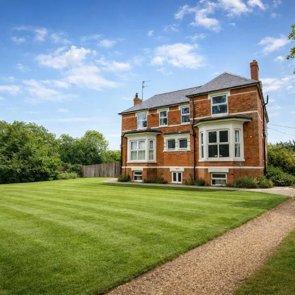 Group Accommodation - Rushden A6 Manor House - Private Gated -Sleeps 15 - Secure Parking，位于Wymington的酒店