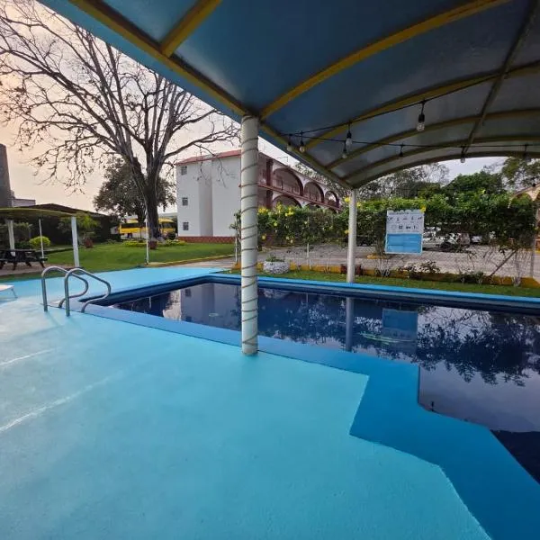 Hotel Los Cedros，位于Martínez de La Torre的酒店