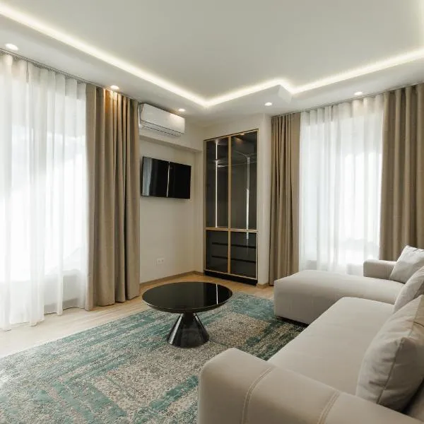 Luxury Airport Apartment with Balcony Cozy & Modern，位于基希讷乌的酒店