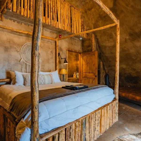 Zion White Bison Glamping & RV Resort，位于维尔京的酒店