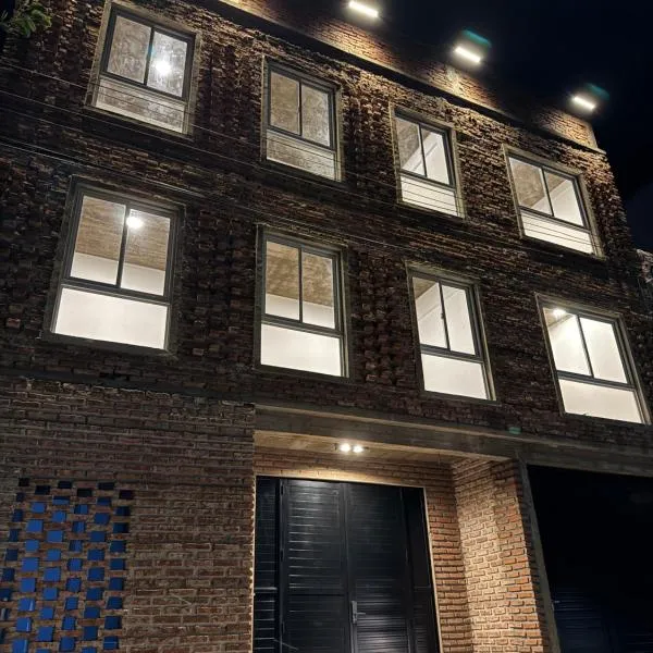 Urban River Hostel，位于科连特斯的酒店