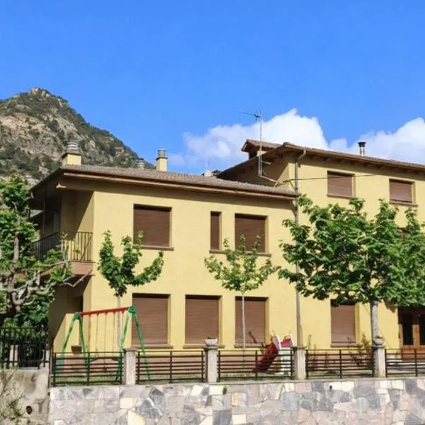 Apartamentos Ésera,位于Santa Liestra y San Quílez的酒店