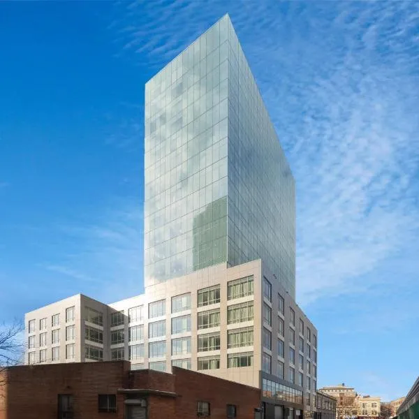 La Quinta Inn & Suites by Wyndham Jamaica NYC/JFK AirTrain，位于Jamaica的酒店