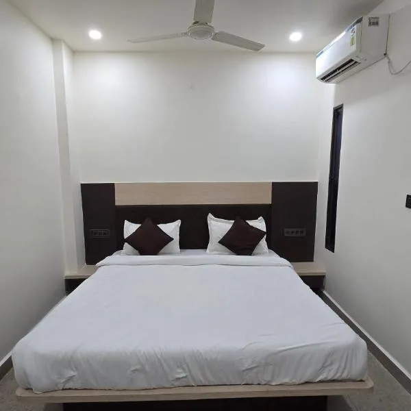 SHRI DIVYAM Hotel & Restaurant，位于博帕尔的酒店
