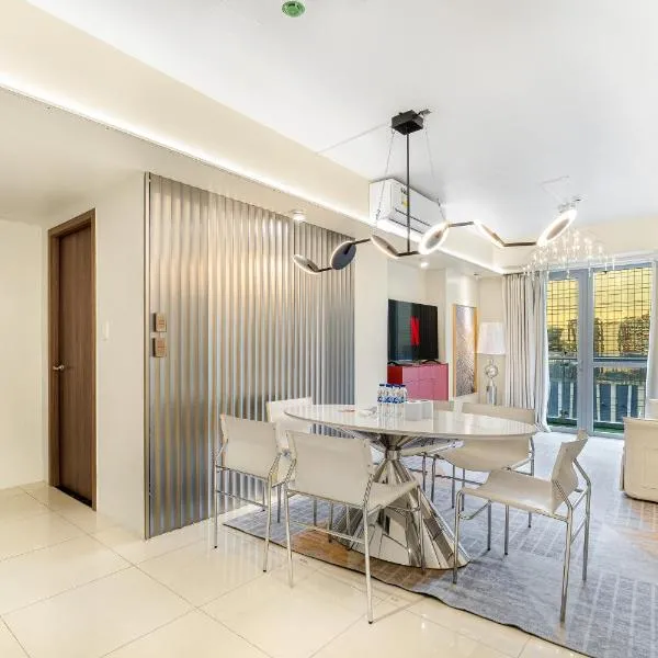Spacious 2BR Family Suite with City View near Airport, City of Dreams, Solaire, PARQAL, Ayala Malls, and MOA，位于马尼拉的酒店