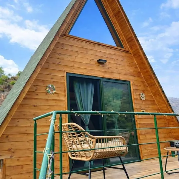 Romantic Mountain Cabin with Swimming Pool Access，位于Arakapas的酒店