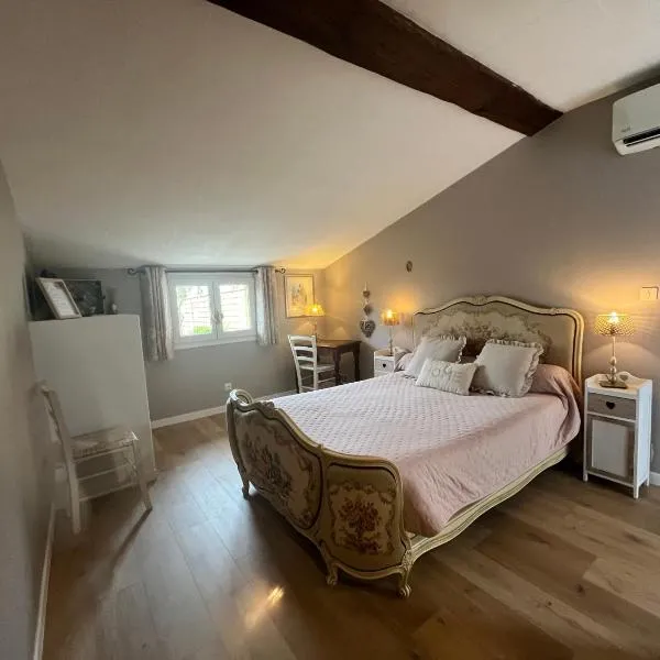 Chambres et Gîte PEYROUTAS " CAMILLE" Vignonet St Emilion，位于Vignonet的酒店