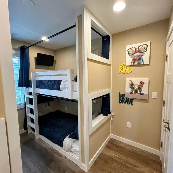 Urban Retreat Downtown Gem, Walk Everywhere, Custom Bunk Room, Hot Tub, Train & Mountain View, Near National Park Entrance,位于布赖森城的酒店