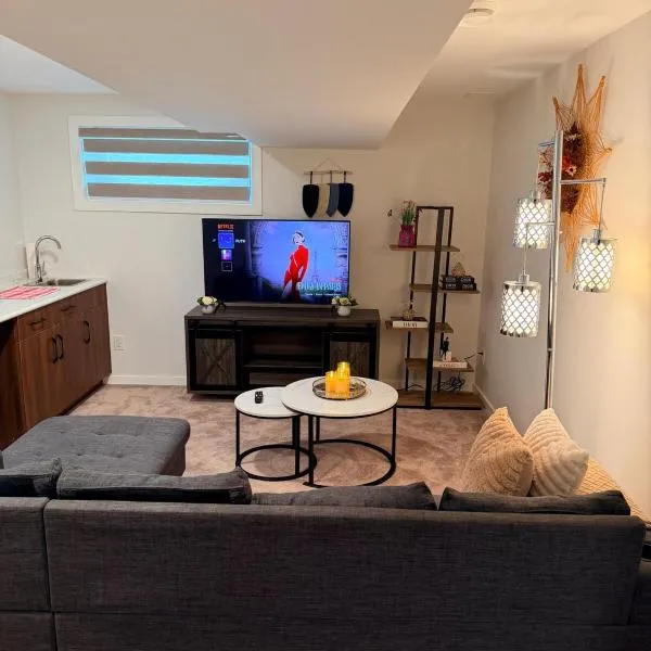Cozy and Stylish Private Basement Suite，位于温尼伯的酒店