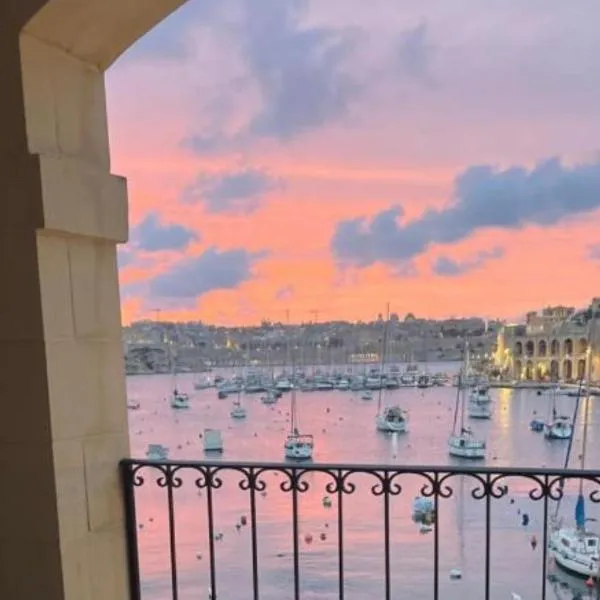 Front Row Malta - Enjoy Valletta Sunsets from this Seafront Home with 3 Bedrooms Overlooking Grand Harbour，位于Kalkara的酒店