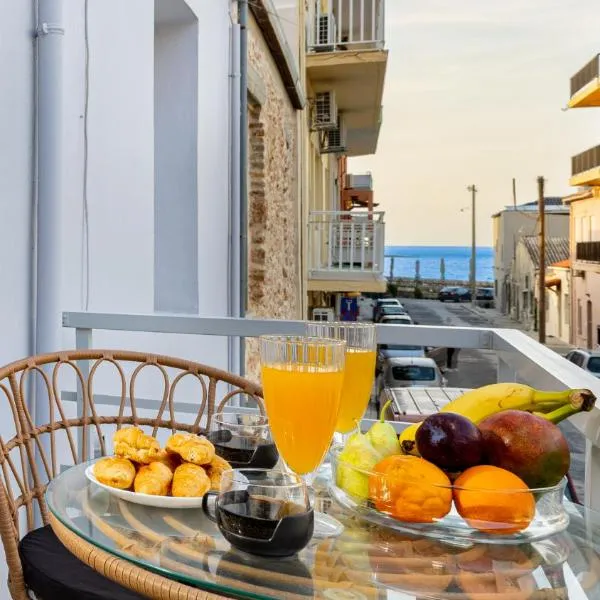 Sea & City - Luxury Seaside Maisonette with Private Rooftop Cinema - 50m from Beach & 300 m from Old Town，位于干尼亚的酒店