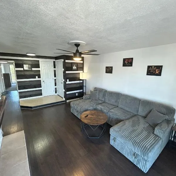 Private Oasis Condo with River views across from Laughlin，位于布尔海德市的酒店