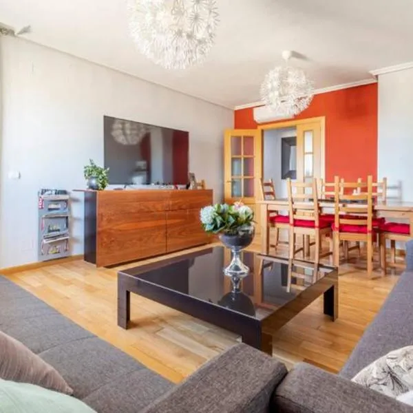 Aires de Toledo apartamento familiar de Seseña cerca de Parque Warner y Madrid，位于塞塞尼亚的酒店