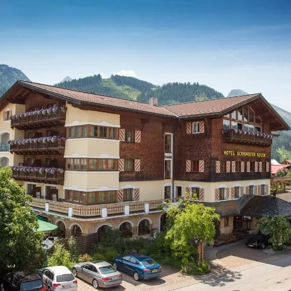 Das Traditionshotel Schwarzer Adler，位于坦海姆的酒店