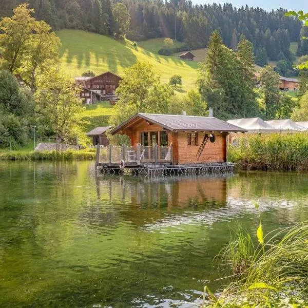 Tiny Water Villa on a Lake with shared camping bathroom，位于茨韦西门的酒店