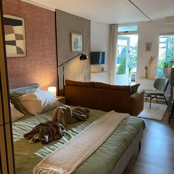 Appartement met jacuzzi in Huizen，位于赫伊曾的酒店