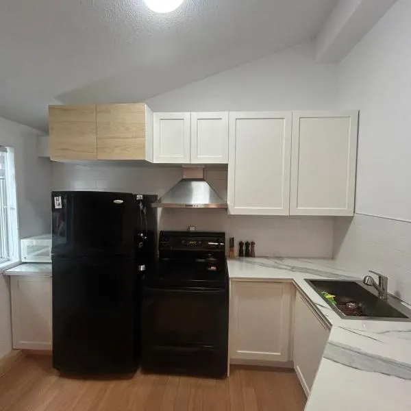 Couples pleasant Village getaway Queen Bed，位于布罗姆湖的酒店