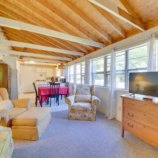 Rustic Retreat Across from Lake; Family Friendly!，位于Union的酒店