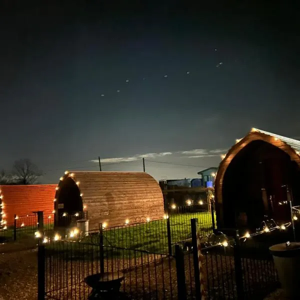 Poplars Farm Site Glamping Pods Adults only with separate, private shower rooms，位于Hulland的酒店