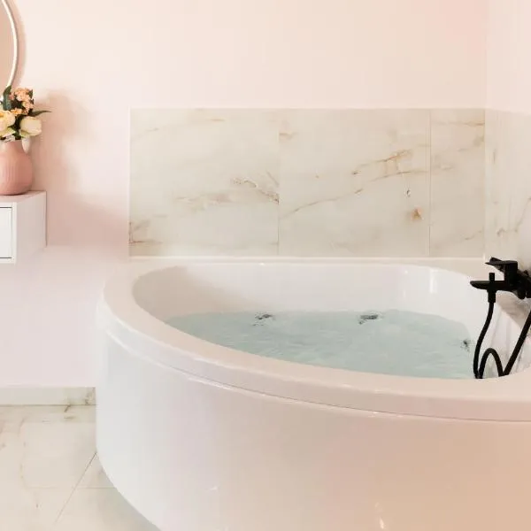 Almond Jacuzzi Suites - Private Indoor Jacuzzi - Self Check-In - Free & Easy Street Parking，位于塞萨洛尼基的酒店