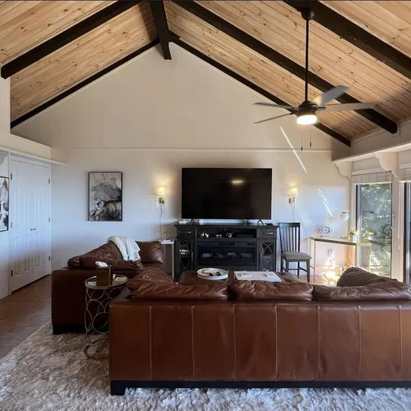 Remarkable Mountain Escape! Breathtaking Views & Pet Friendly!,位于希尔斯维尔的酒店