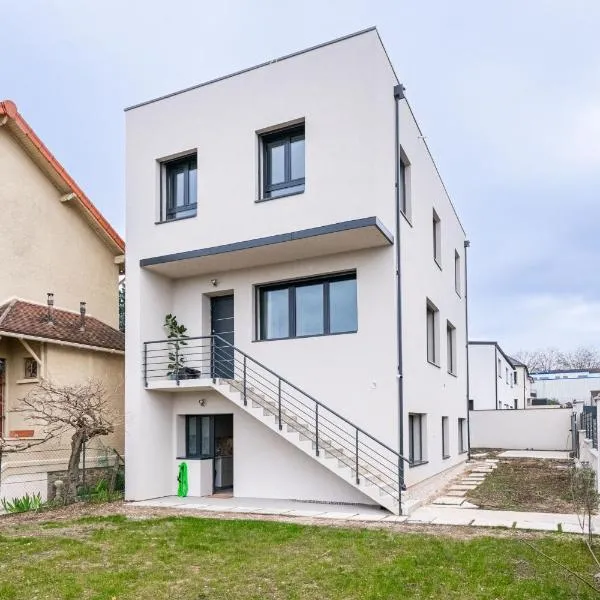 Maison 5 chambres et dépendance T2 - avec jardin - Proche Paris，位于卡尚的酒店