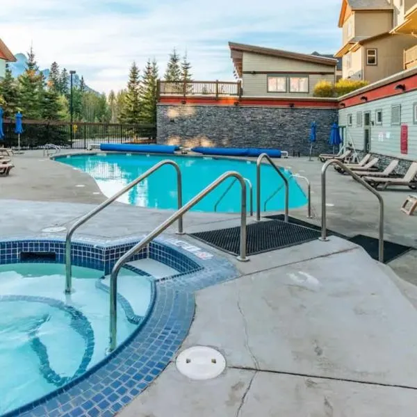 Renovated 2BR, Heated Pool, 3 Hot Tubs, Pets ok!，位于坎莫尔的酒店