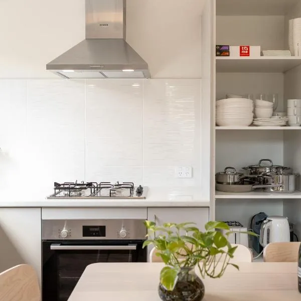 Modern Family Home Near Fiona Stanley & Murdoch Uni，位于珀斯的酒店
