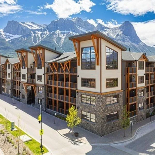 Luxury Mountain Haven Views Hot Tub Patio Spacious Quiet Central，位于坎莫尔的酒店