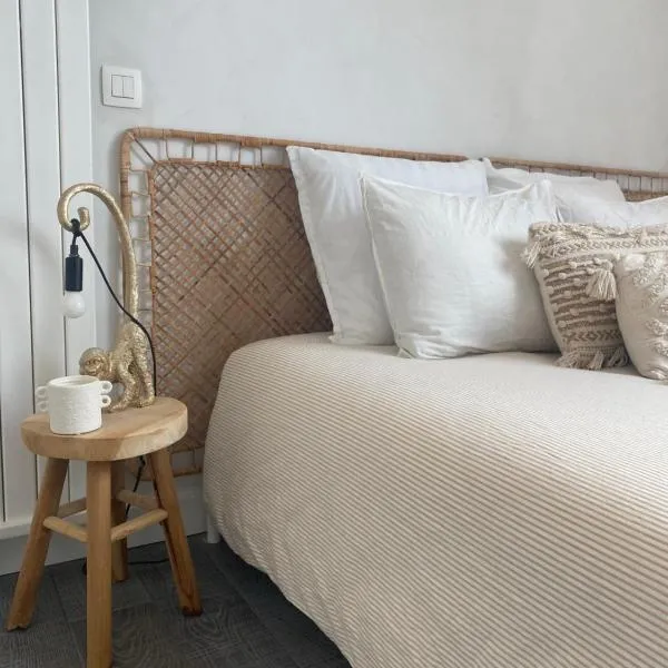 The Conservatory, a cosy private attic located central between Ghent Antwerp Brussels，位于洛克伦的酒店