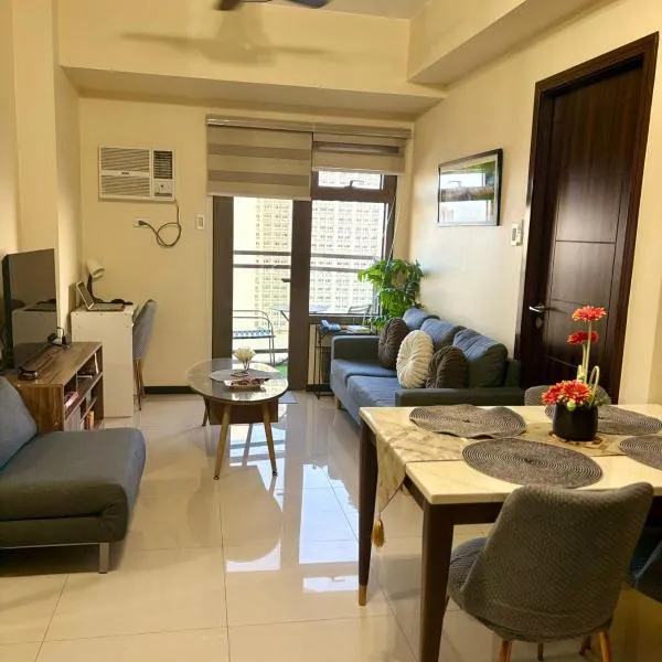 Modern Pet Friendly 1br Condo with Balcony near AIRPORT MOA & OKADA Pasay Staycation WFH ready Free Pool Acces Gym and Sauna，位于马尼拉的酒店
