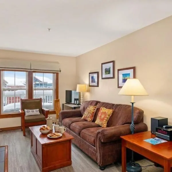 No Resort Fee Ski-InOut Hot Tub Pool View Balcony Sleeps 4,位于斯诺肖的酒店