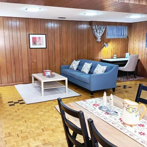 Near Yonge Finch Subway Station spacious two-bedroom suite, Free Parking，位于多伦多的酒店