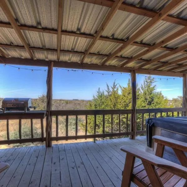 Rocky Ridge Cedar Cabin with Hot Tub & Amazing Views，位于Crabapple的酒店
