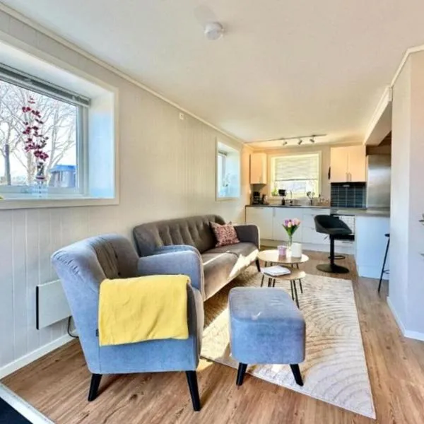 3 Beds - Near Airport - Free Parking - Central Leknes，位于莱克内斯的酒店